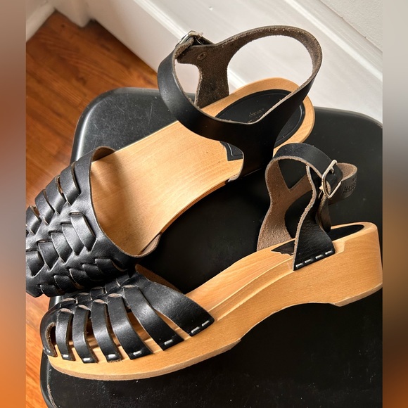 Swedish Hasbeens Woven Black Low Heel Clogs - Picture 5 of 10